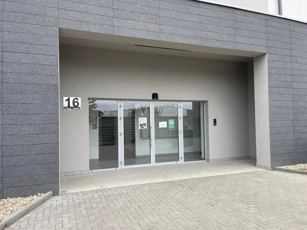 Wejście do budynku przy ulicy Hutniczej 16 w Bolesławcu